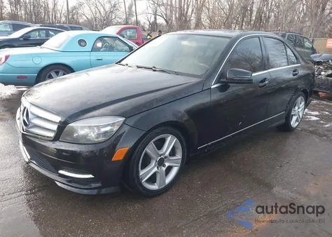2011 Mercedes-Benz C 300 Sport 4Matic z USA, uszkodzony, nr VIN WDDGF8BB3BR167936
